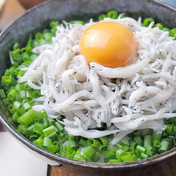 盛り付けた釜揚げしらす