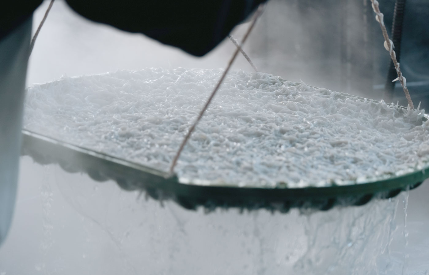 大釜で釜揚げする様子